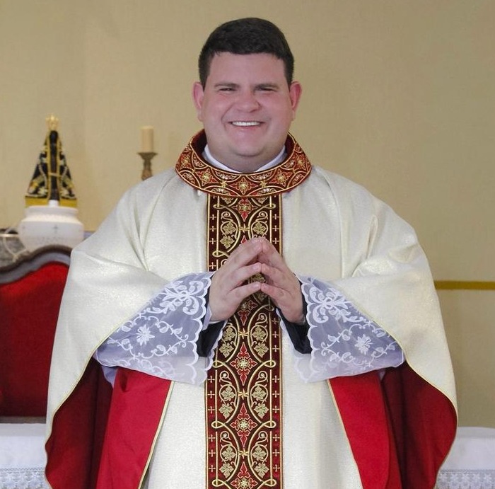 Pe. Mateus Soares Freitas.jpg