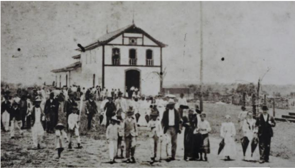 Matriz sendo reerguida - Foto A saída da missa.png